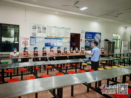 考前嚴(yán)密守護(hù) 東臨新區(qū)市場監(jiān)管局深入考點(diǎn)學(xué)校開展食品安全專項(xiàng)檢查